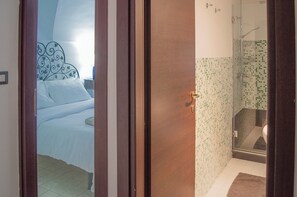 Shower, hair dryer, bidet, towels - Camula Inn (Catania)