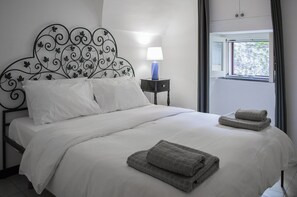 1 habitación, tabla de planchar con plancha y cuna de viaje 
