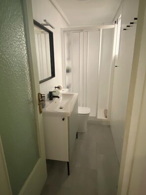 Dusche, Haartrockner, Handtücher, Seife