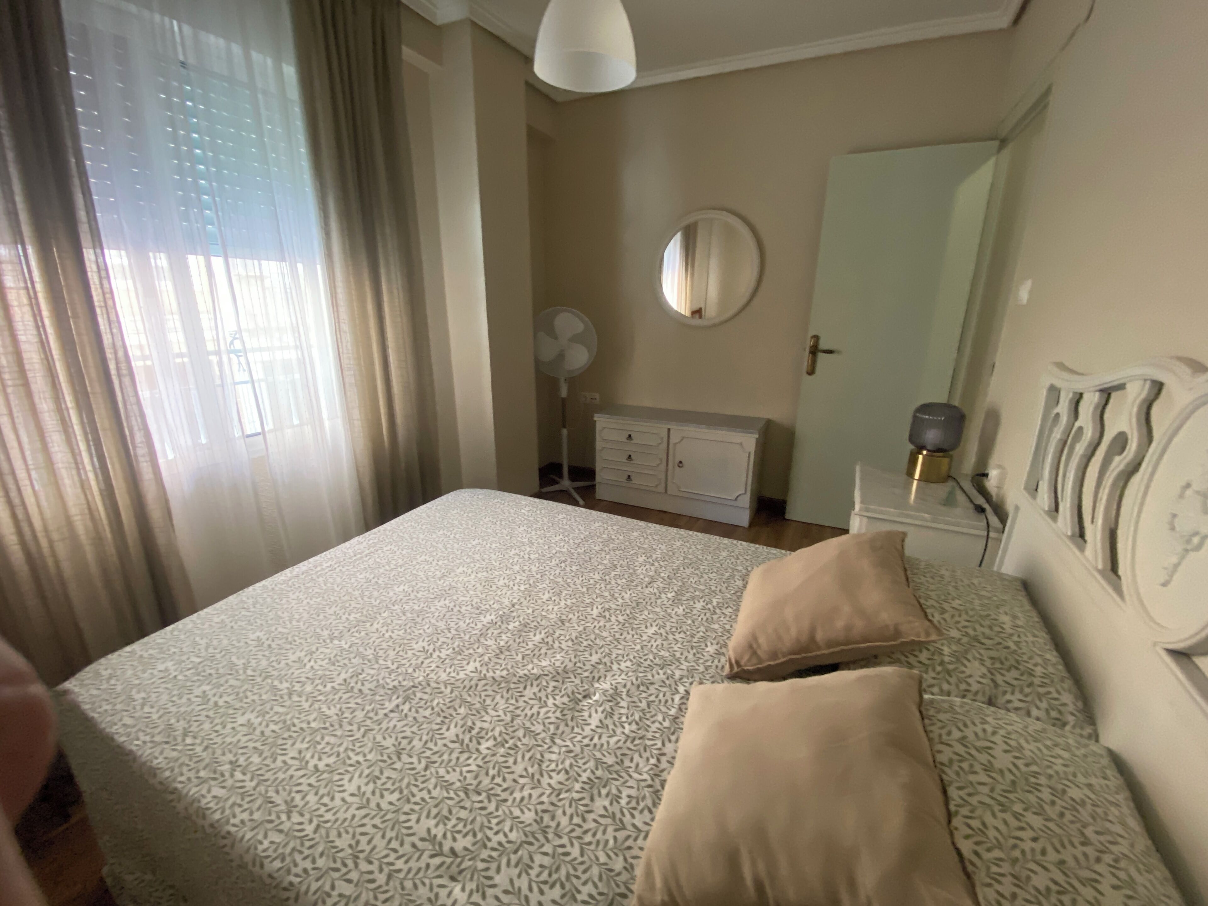 4 slaapkamers, een strijkplank/strijkijzer, wifi, beddengoed