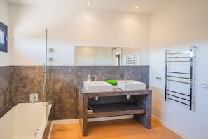 Douche, séchoir à cheveux, serviettes fournies