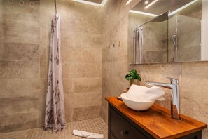 Shower, hair dryer, towels, toilet paper - GARIBALDI AP4447 By Riviera Holiday Homes (Niza)
