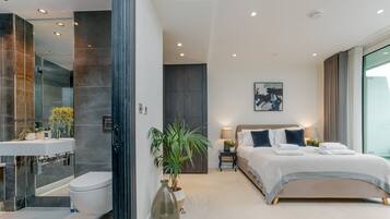 3 bedrooms, desk, iron/ironing board, travel cot