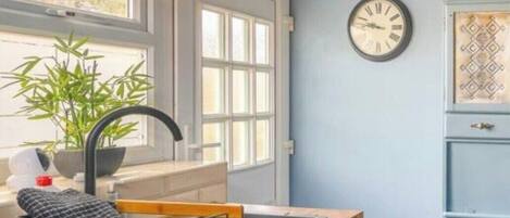 Cottage | Private kitchen | Fridge, microwave, oven, stovetop