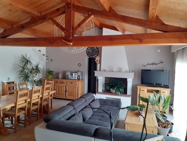 Smart-TV, Bücher, Stereoanlage