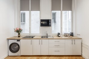 Microondas, utensilios de cocina y mesa de comedor