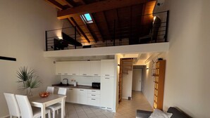 Eine moderne Wohnung mit Essbereich, Küche und Wohnraum.