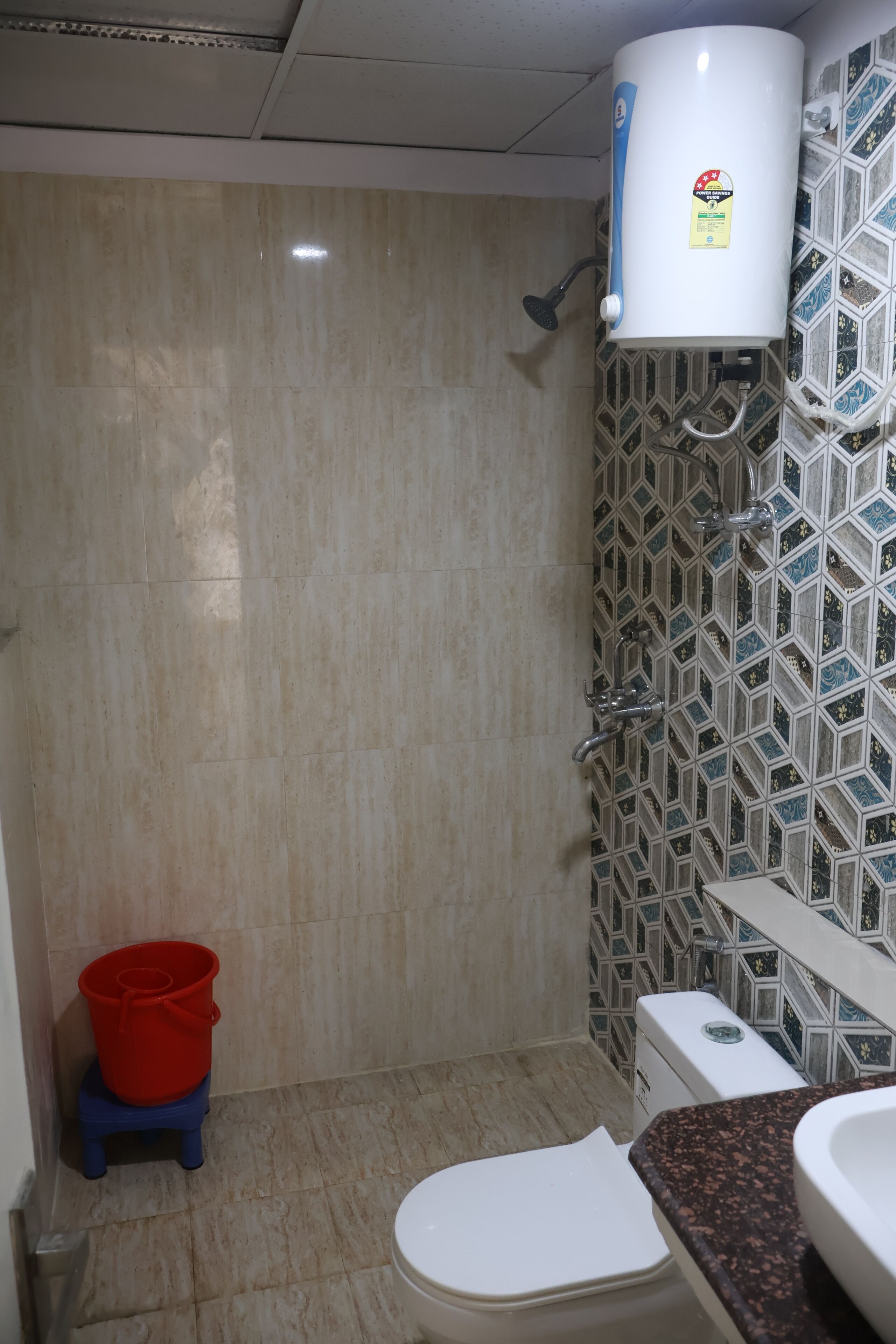 淋浴设施、毛巾、肥皂、卫生纸