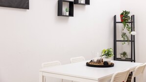 Appartement, 2 slaapkamers, balkon, uitzicht op tuin | Dineerruimte