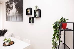 Apartment, 2 Bedrooms, Balcony, Garden View | Dining
