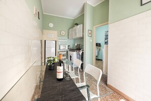 Apartment, 2 Schlafzimmer, Balkon, Gartenblick | Esszimmer