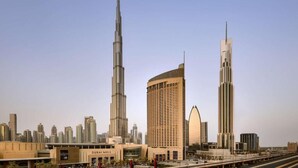 Un paisaje urbano con el Burj Khalifa y otros rascacielos, incluyendo el Dubai Mall.