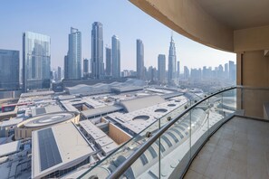 Apartemen Mewah, balkon, pemandangan kota | Teras/patio