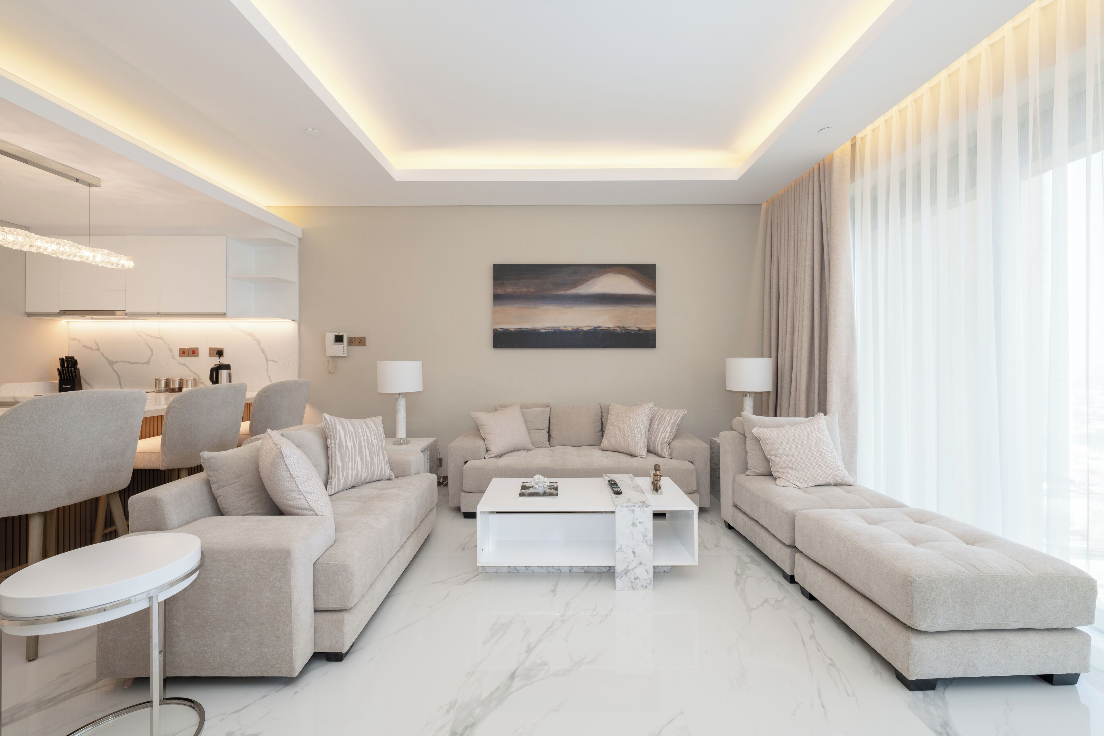 Un salon moderne avec un canapé, une table basse et un coin repas.
