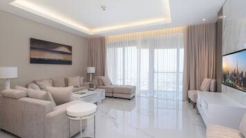Departamento de lujo, balcón, vista a la ciudad | Área de sala de estar