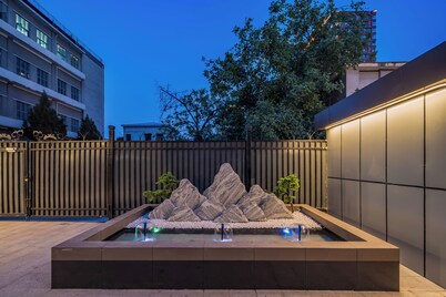 Dequan Luxury JingGuang Hotel