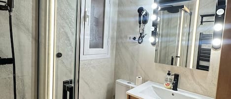 Dusche, Haartrockner, Handtücher, Seife