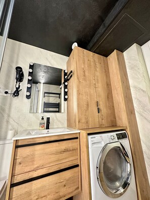 Douche, sĂšche-cheveux, serviettes fournies, savon