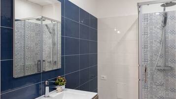 Sèche-cheveux, serviettes fournies