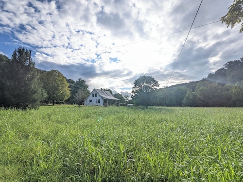 Charming countryside retreat with cozy rooms, modern amenities, and scenic views. Family-friendly!