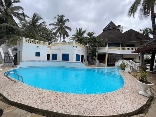 Spacious 5 Bedroom Villa With Swimming po