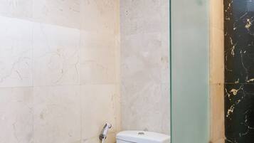 Ducha, bidé, toallas y jabón