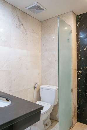 Een douche, een bidet, handdoeken, zeep