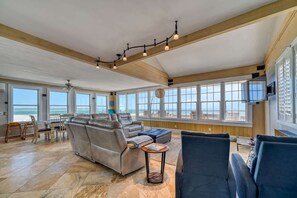 Televisor intel·ligent, llar de foc i videojocs 