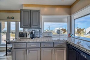 Kylskåp, mikrovågsugn, ugn och spishäll