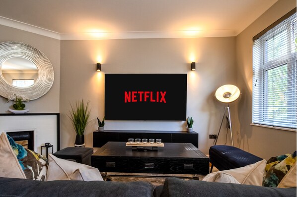 Smart TV y chimenea 