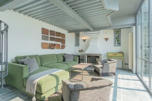 Villa (Villa Bianca - Front Lake Pool) | Oppholdsområde | En 32-tommers TV med kabel-kanaler