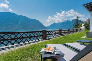 Villa (Villa Bianca - Front Lake Pool) | Vistas al lago