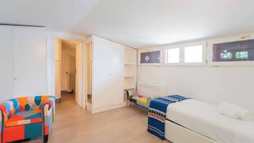 Villa (Villa Bianca - Front Lake Pool) | 4 camere, ferro/asse da stiro, lenzuola