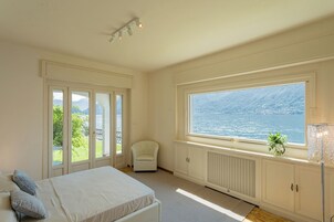 别墅 (Villa Bianca - Front Lake Pool) | 4 多间卧室、熨斗/熨衣板、床单