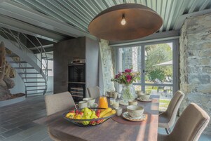 Villa (Villa Bianca - Front Lake Pool) | Coin cuisine privé | Grand réfrigérateur, micro-ondes, four, plaque de cuisson