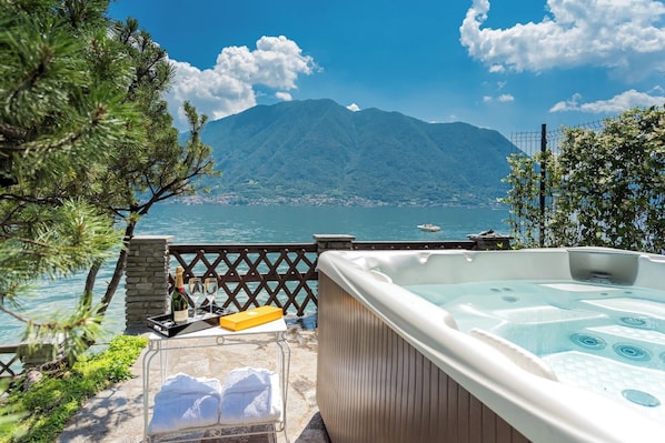 Villa (Villa Bianca - Front Lake Pool) | Private spa tub - Sala Comacina Villas by Rent all Como (Sala Comacina)