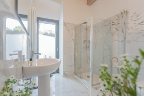 Apartment (Ginko Apartment) | Bathroom | Free toiletries, hair dryer, bidet, towels - Luxury Apartments in Villa Cardinal Ciceri by Rent all Como (San Fermo della Battaglia)