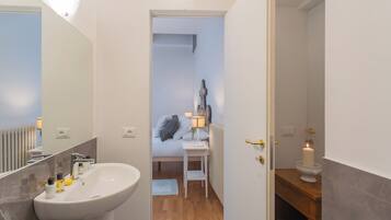 Apartment, Garden View (Magnolia) | Bathroom | Free toiletries, hair dryer, bidet, towels