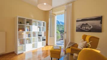 Villa (3 Bedrooms) | Area soggiorno | TV a schermo piatto 32 pollici con canali satellitari