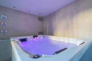 A spa room with a hot tub, a shower, and a sign indicating no food or drink in the spa area. - Villa Ida by Rent all Como (Tremezzina)