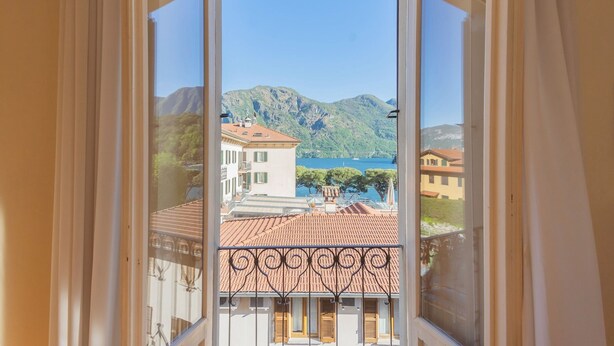 A balcony with a view of a coastal town and mountains. - Villa Ida by Rent all Como (Tremezzina)