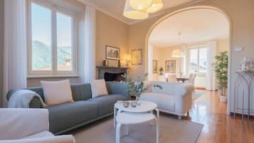 Villa (3 Bedrooms) | Area soggiorno | TV a schermo piatto 32 pollici con canali satellitari