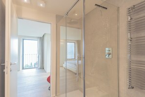 Villa (3 Bedrooms) | Baño | Regadera, amenidades de baño gratuitas, bidet, toallas 