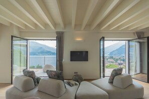 Villa (3 Bedrooms) | Ruang tamu | 32 inci televisyen skrin rata dengan kabel