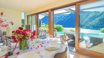 Villa (4 Bedrooms) | Coin séjour | Télévision à écran plat de 32 pouces avec chaînes par câble