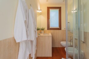 Villa (4 Bedrooms) | Bad | Toalettartikler (inkludert), bidé, håndklær og såpe