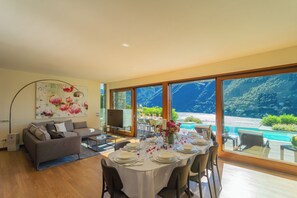 Villa (4 Bedrooms) | Oppholdsområde | En 32-tommers Flatskjerm-TV med kabel-kanaler