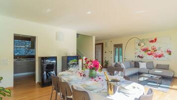Villa (4 Bedrooms) | Living area
