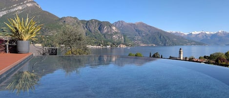 Hồ bơi ngoài trời phục vụ theo mùa, ghế dài tắm nắng