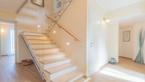 A staircase with wooden steps and glass railings, leading to an upper floor. - Villa Cosima in Bellagio With Private Pool by Rent all Como (Bellagio)